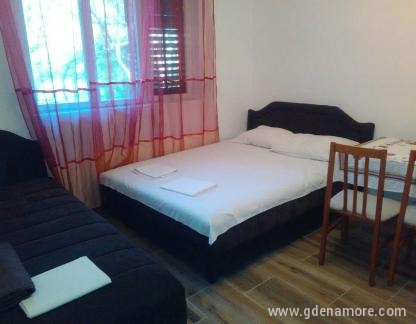 Vila Kraljevic, Kleine Wohnung, Privatunterkunft im Ort Lepetane, Montenegro - Mali apartman